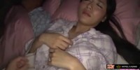 [일본야동] 자고있는 아빠 몰래 슴쩌는 글래머 새엄마 덮치기 11분14초