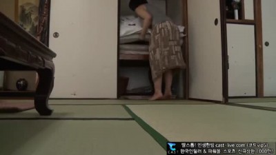 [일본야동] 외로운 시아버지를 조촐하게 달래주는 거유여성