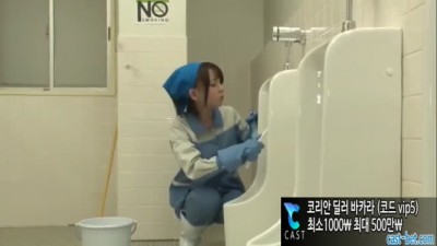 [일본야동] 한번달라고 계속 치근덕대는 청소부 아줌마